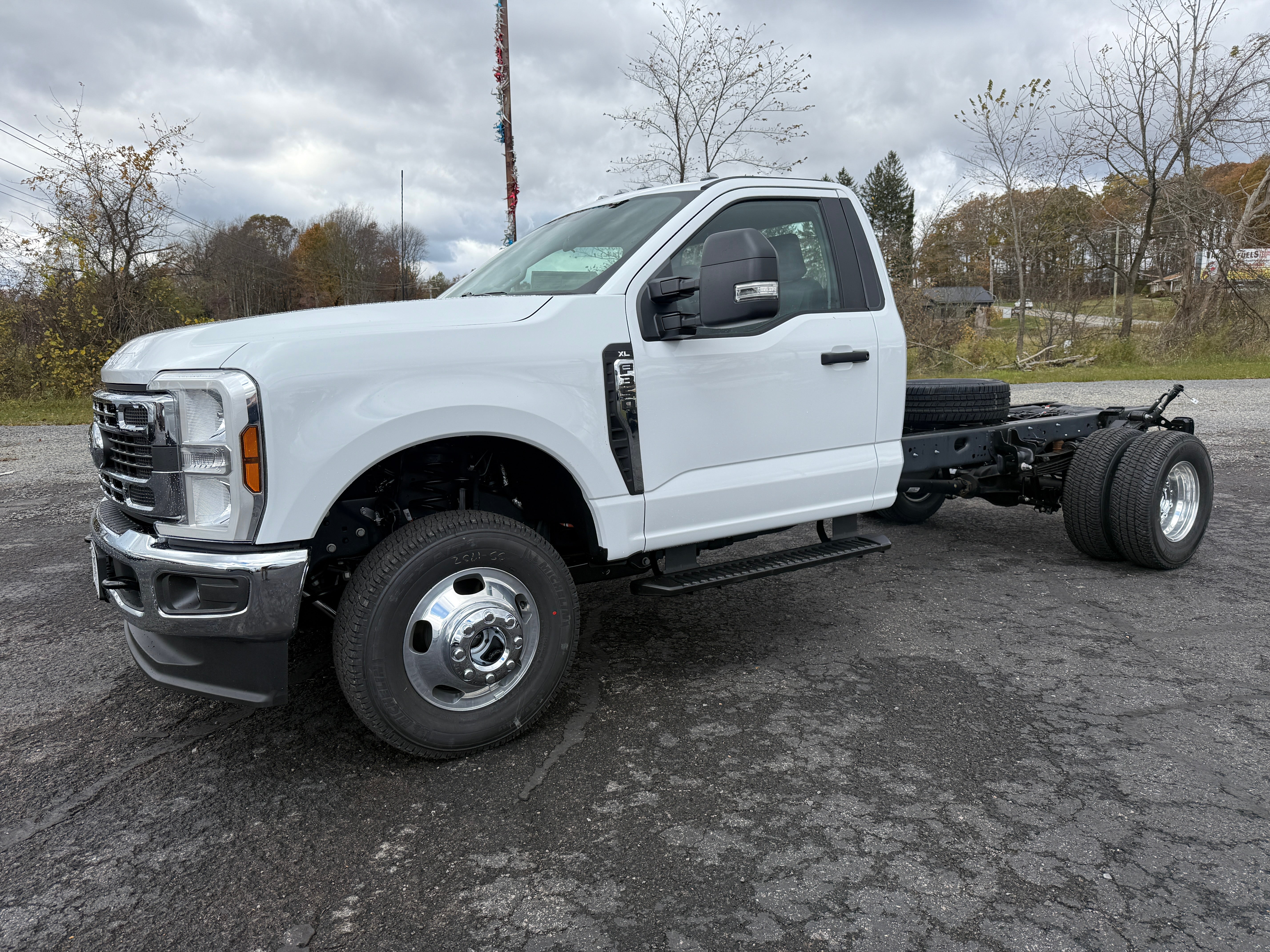 2026 Ford Super Duty F-350 DRW XL 4WD Reg Cab 169" WB 84" CA
