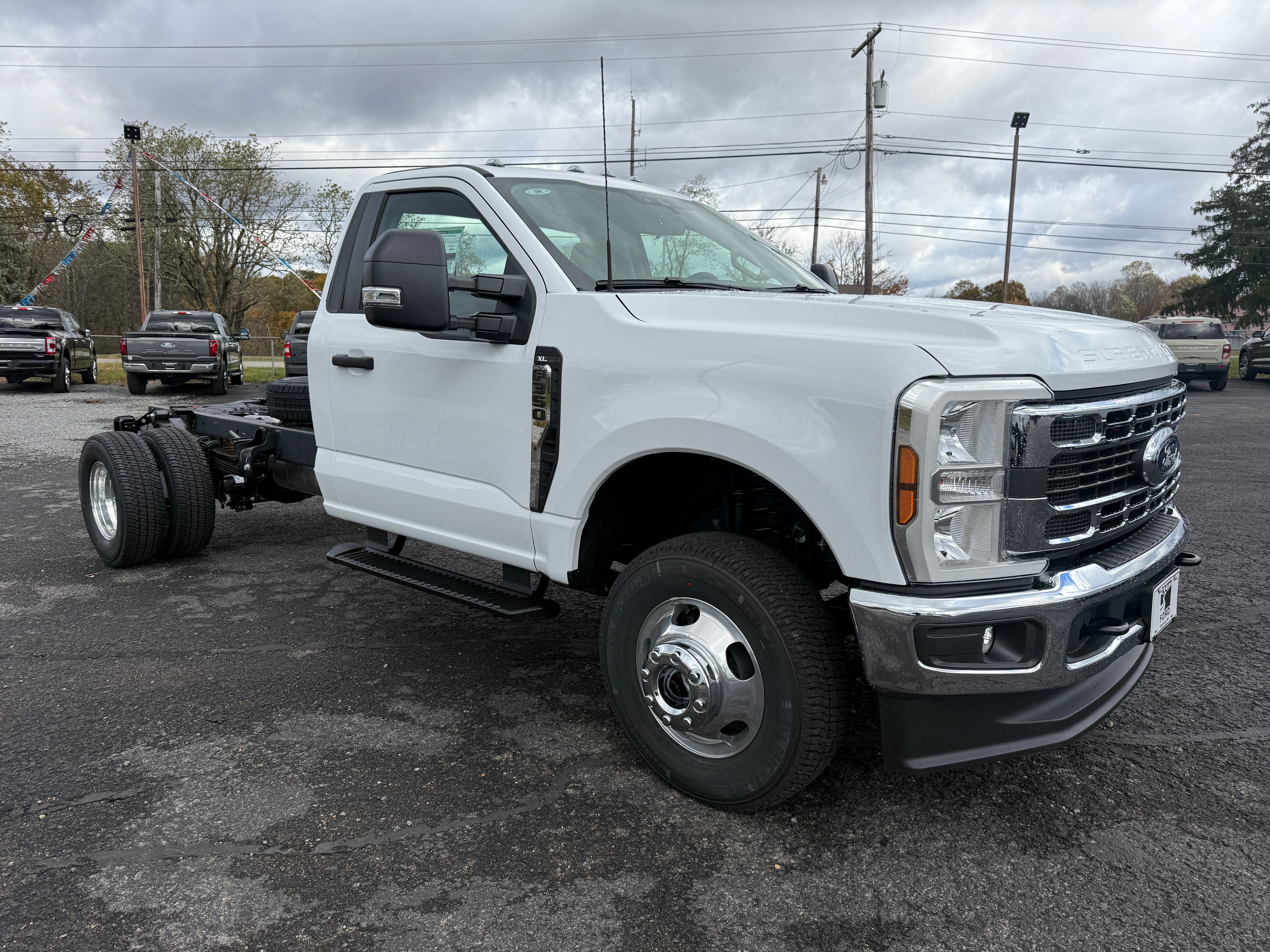 2026 Ford Super Duty F-350 DRW XL 4WD Reg Cab 169" WB 84" CA