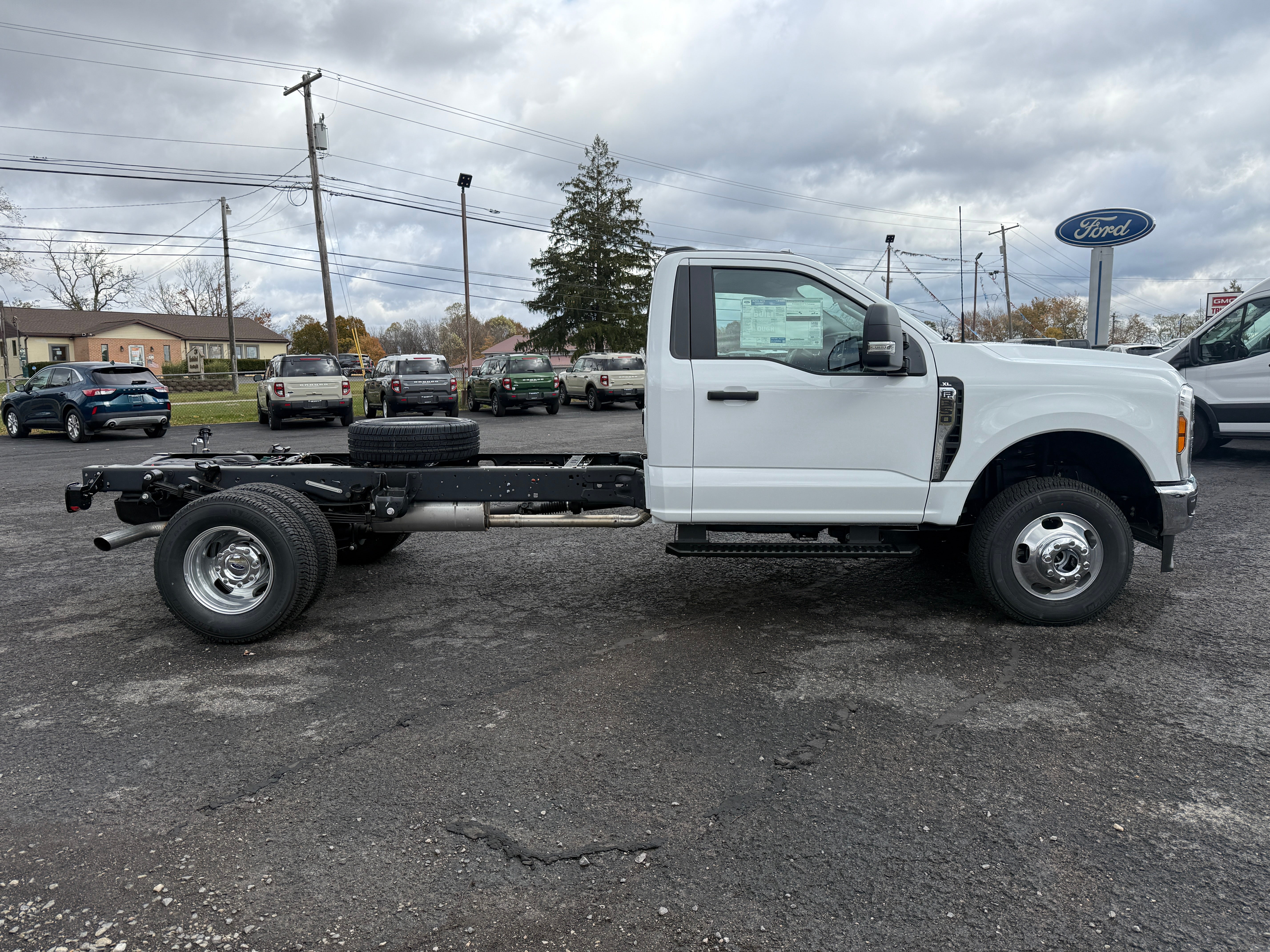 2026 Ford Super Duty F-350 DRW XL 4WD Reg Cab 169" WB 84" CA