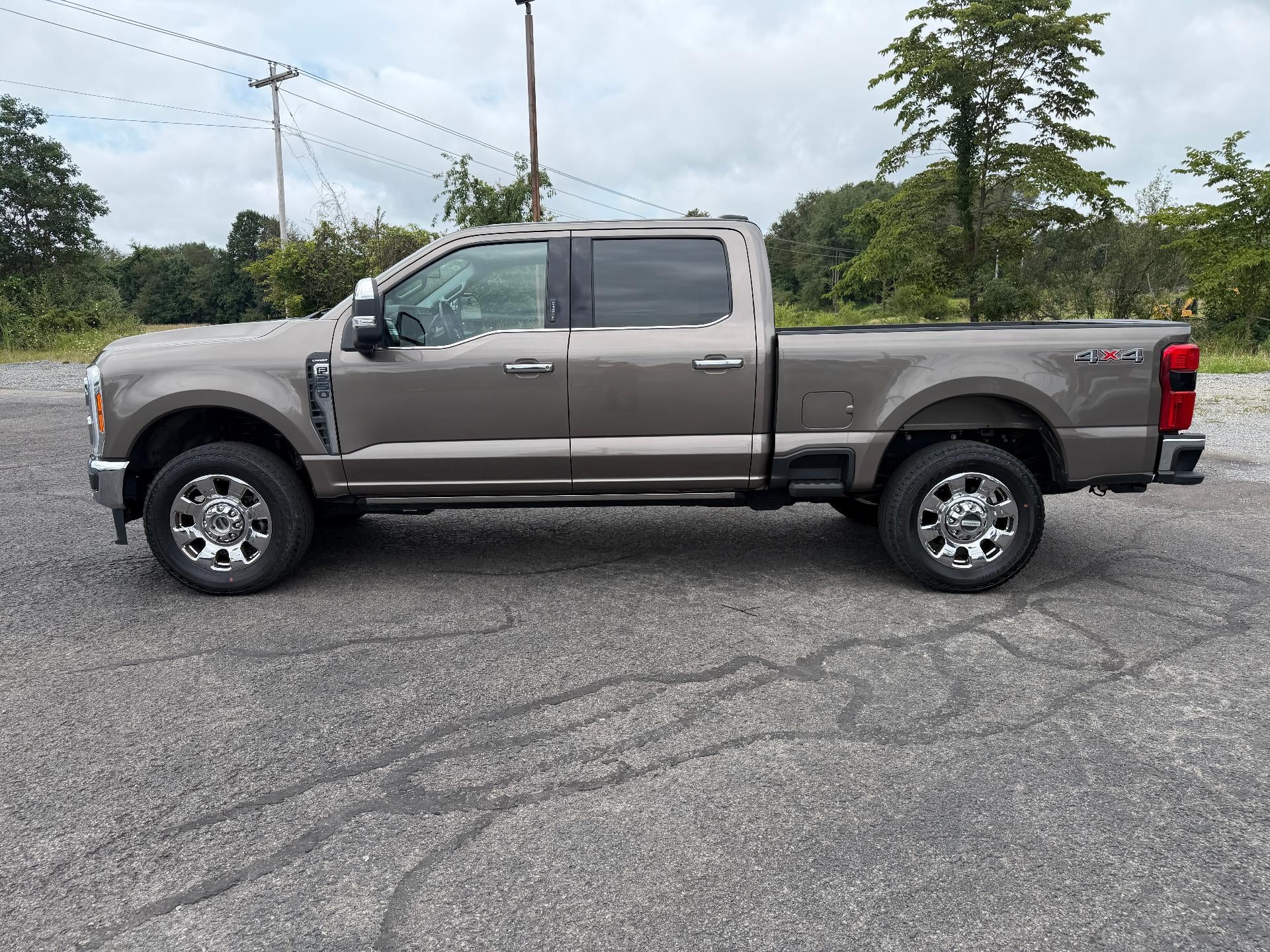 2023 Ford Super Duty F-250 SRW LARIAT 4WD Crew Cab 6.75' Box