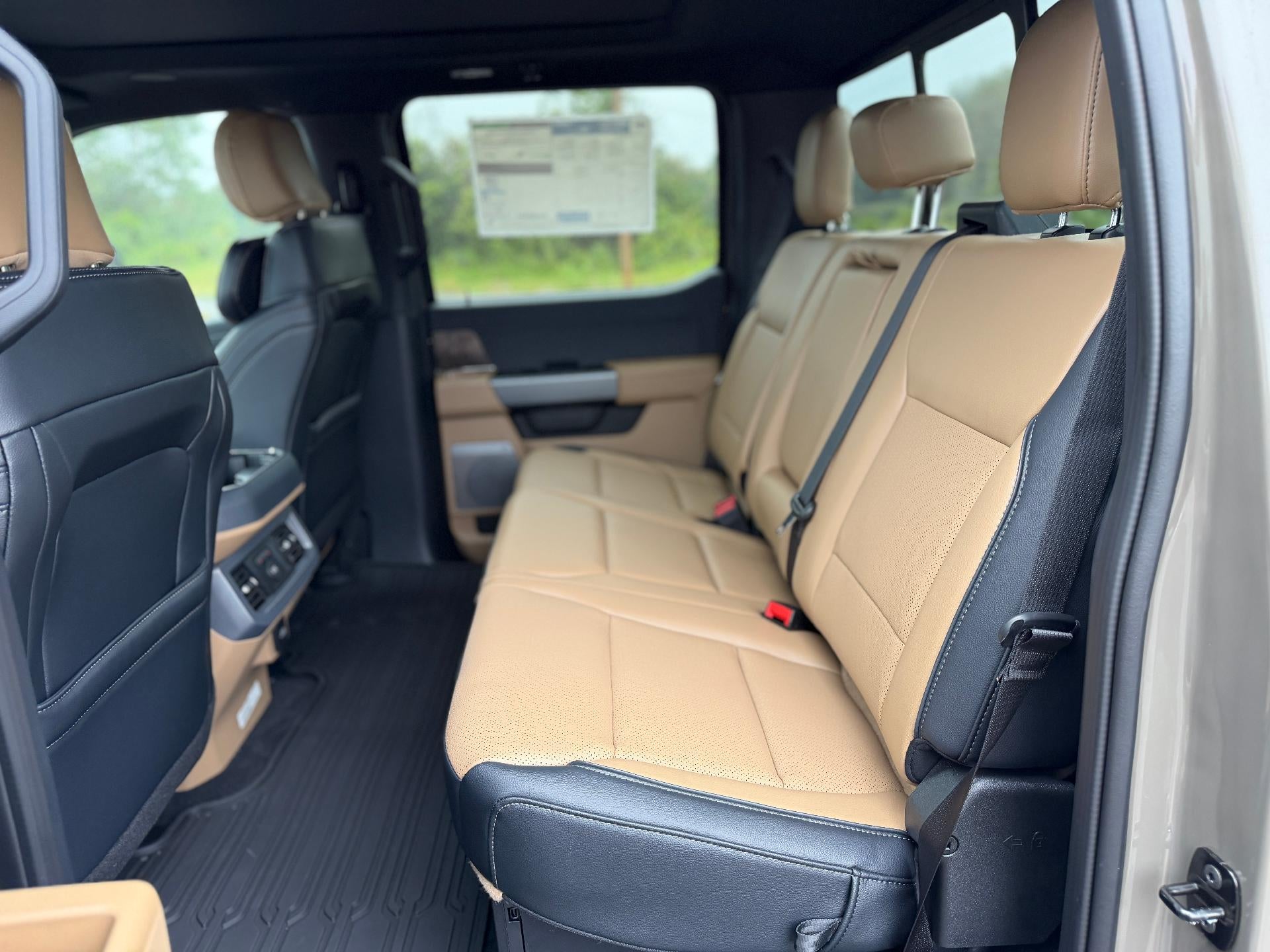 2027 Ford Super Duty F-350 SRW LARIAT 4WD Crew Cab 6.75' Box