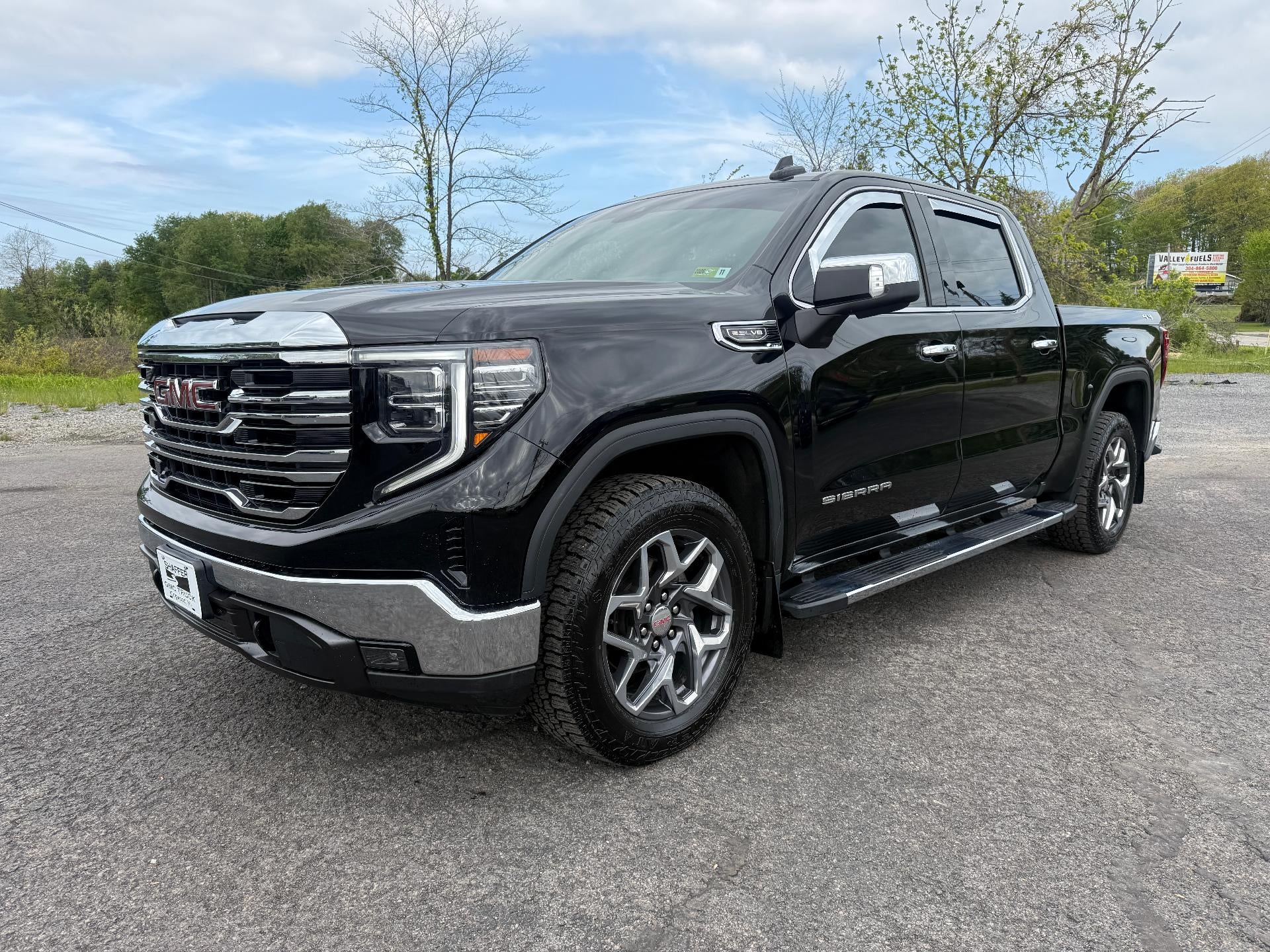 2022 GMC Sierra 4WD Crew Cab Short Box SLT's photo